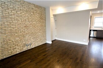 2230 N Sawyer Ave, Unit 2W in Chicago, IL - Building Photo - Building Photo
