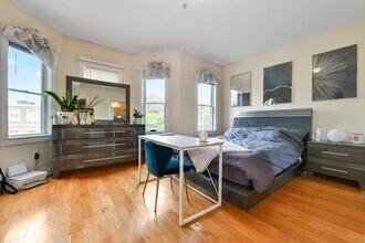 327 W Broadway, Unit 1 in Boston, MA - Building Photo - Building Photo