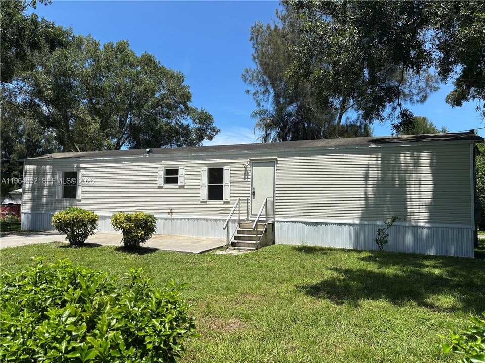 6505 NE 7th St in Okeechobee, FL - Building Photo