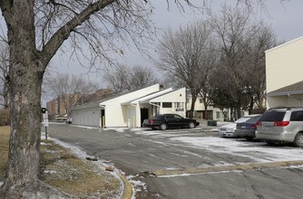 Yorkdale Townhomes in Edina, MN - Building Photo - Building Photo