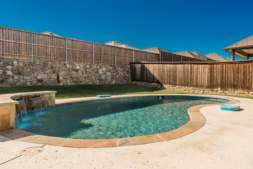 4742 Crestwood Dr in Haltom City, TX - Building Photo