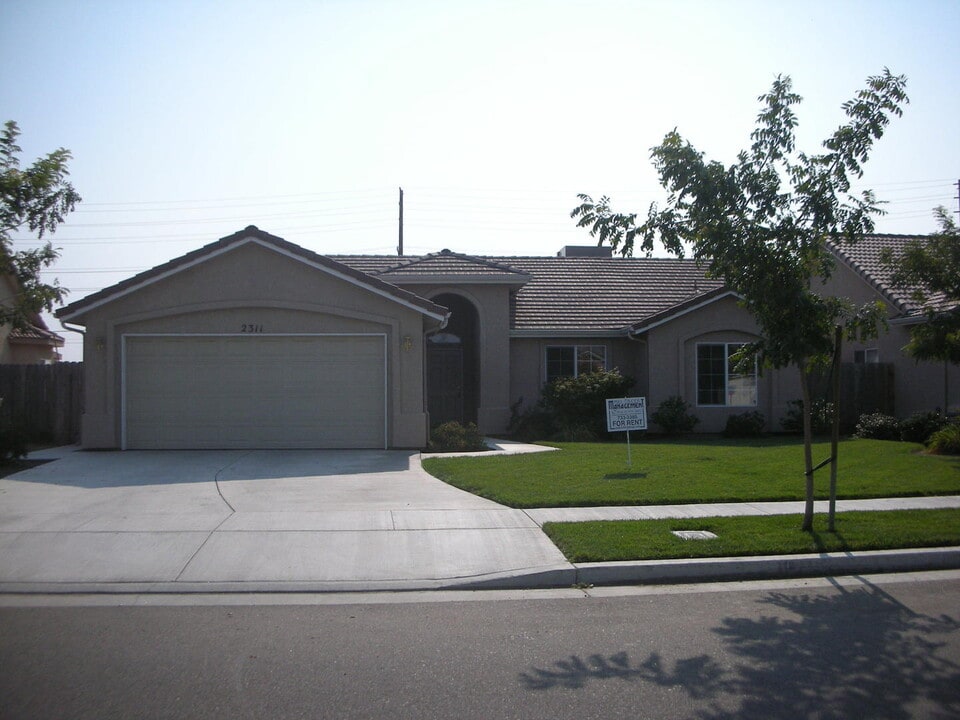 2311 E Country Ave in Visalia, CA - Building Photo