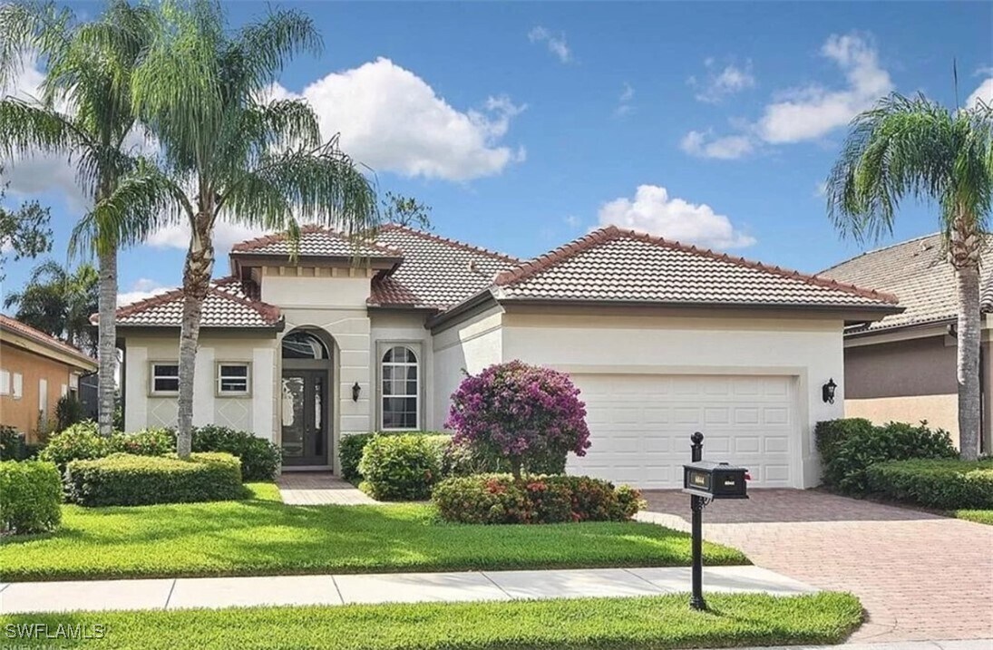 6044 Dogleg Dr in Naples, FL - Building Photo