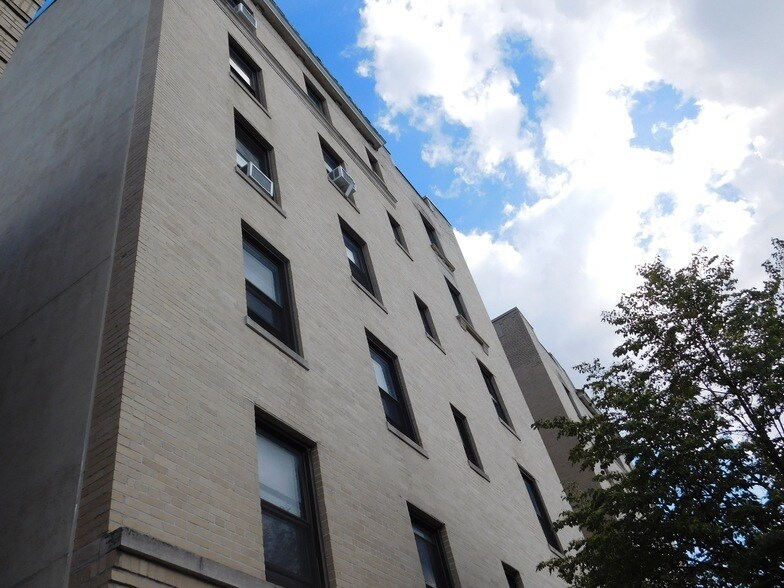 32-15 35th St in Queens, NY - Building Photo