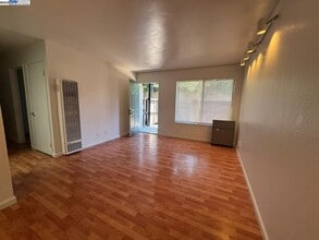 205 Ladera Plaza in Union City, CA - Building Photo - Building Photo
