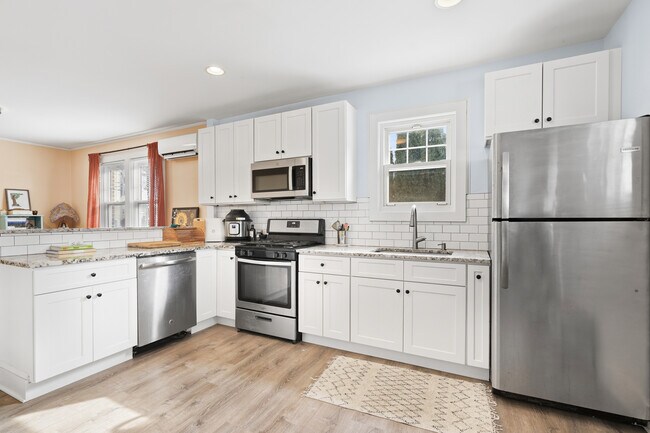 84 Pemberwick Rd in Greenwich, CT - Building Photo - Building Photo