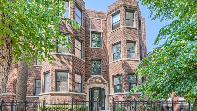 property at 1424 W Winnemac Ave