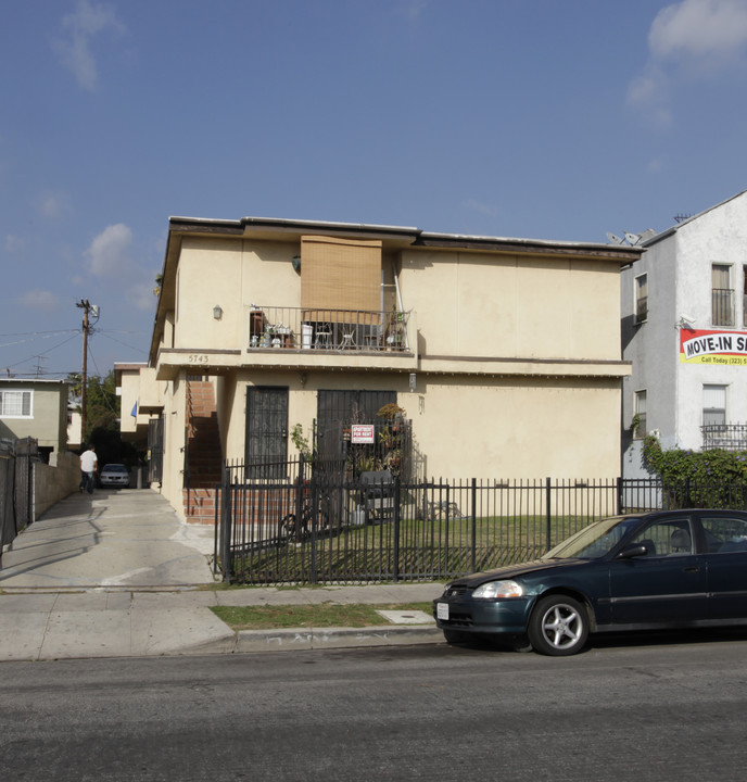 5743 Lexington Ave in Los Angeles, CA - Foto de edificio