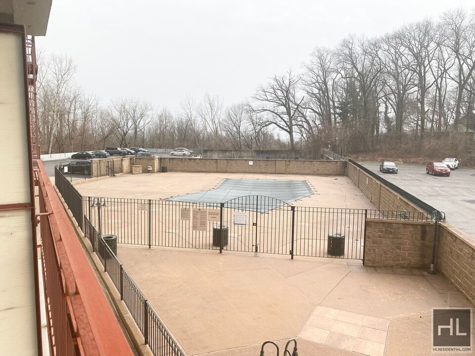GRAND CENTRAL PARKWAY in Queens, NY - Building Photo