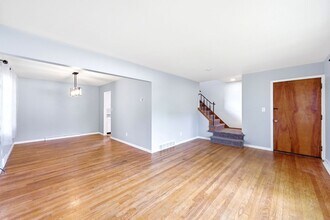 8983 Highland Dr in Brecksville, OH - Foto de edificio - Building Photo