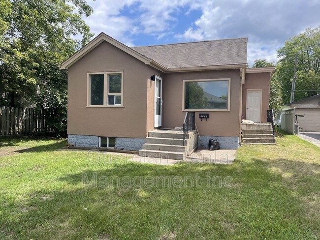 3304 Sifton Ave in Thunder Bay, ON - Building Photo - Building Photo