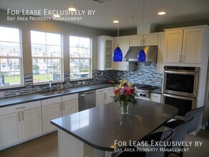 654 Sea Anchor Dr in Redwood City, CA - Building Photo - Building Photo