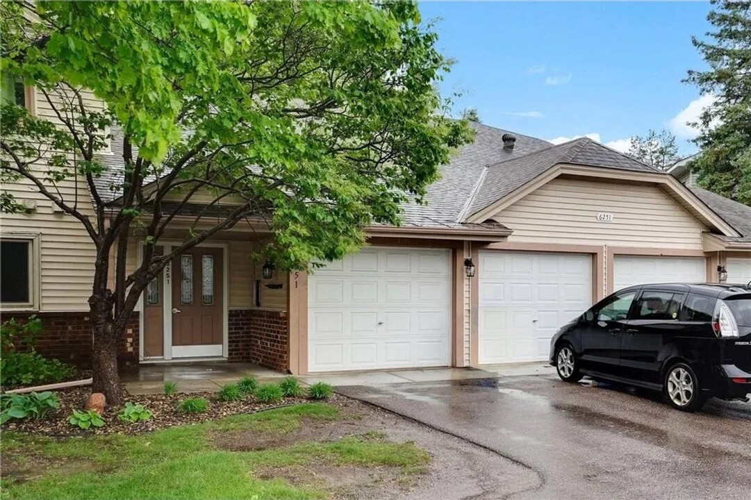 6251 Magda Dr in Maple Grove, MN - Building Photo