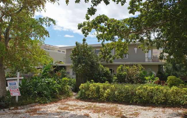 Corner Apartments in Fort Lauderdale, FL - Building Photo - Building Photo