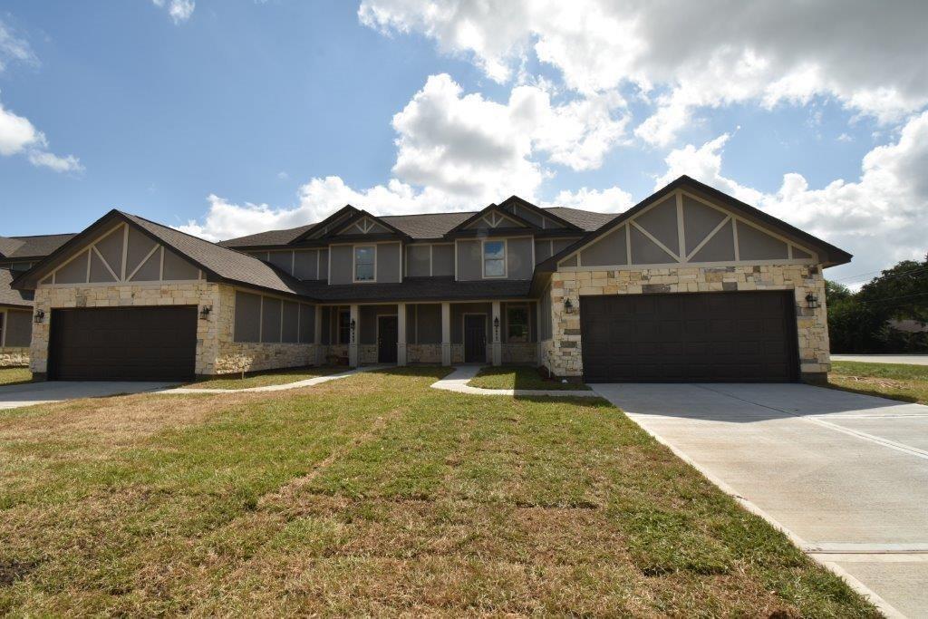 2463 Freeway Manor Dr in Rosenberg, TX - Building Photo