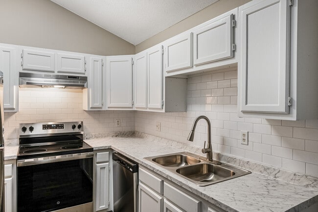 Jamestown Manor Apartments in High Point, NC - Foto de edificio - Building Photo