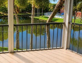 309 Lakeview Dr in Weston, FL - Building Photo