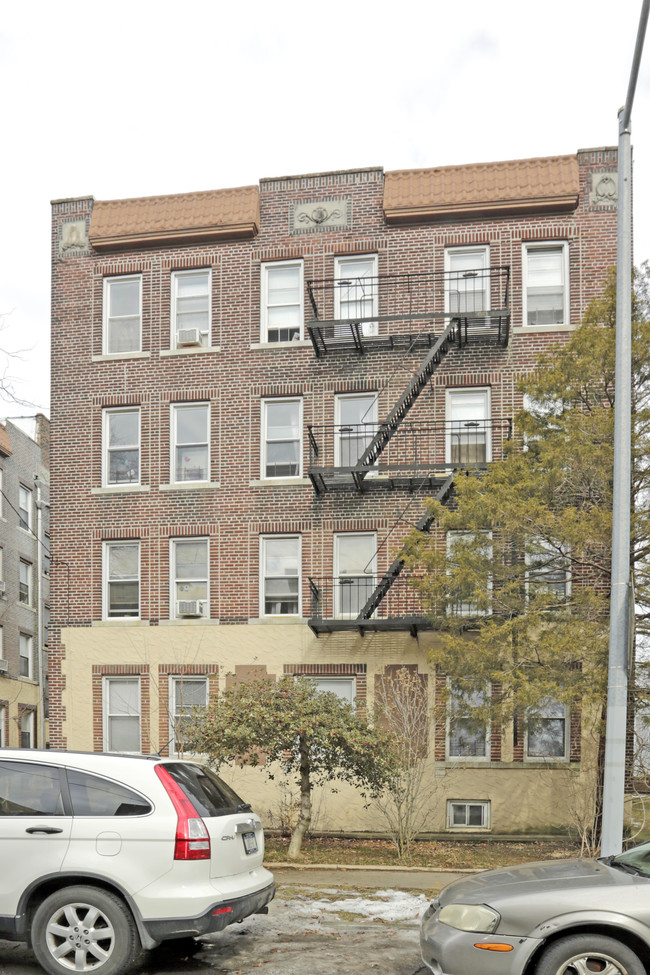 20201 43rd Ave in Bayside, NY - Foto de edificio - Building Photo