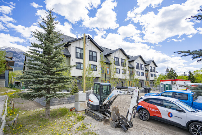 Alpine in Canmore, AB - Building Photo - Building Photo