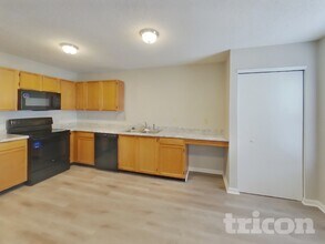 121 Winterwood Dr in Greenwood, IN - Foto de edificio - Building Photo