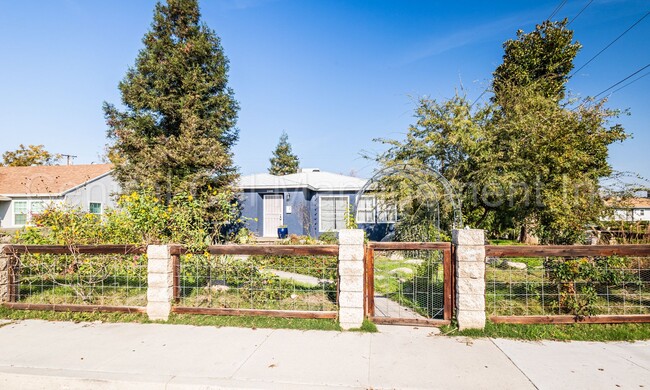 2600 Dracena St in Bakersfield, CA - Building Photo - Building Photo