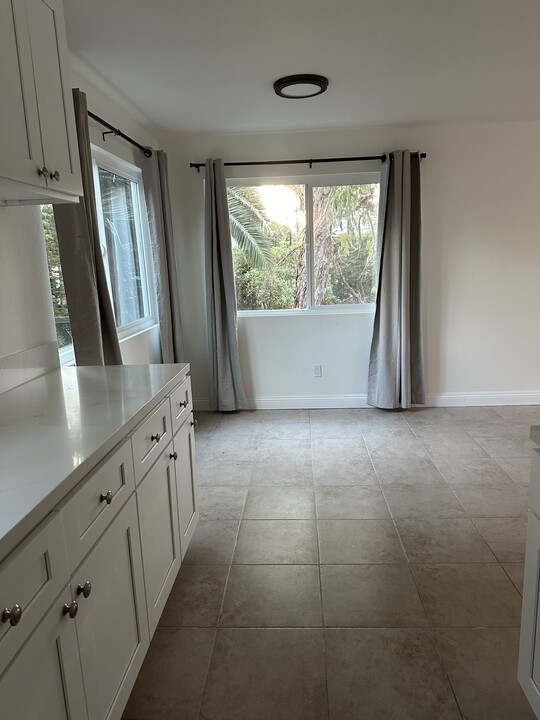 242 W Avenida Palizada in San Clemente, CA - Building Photo