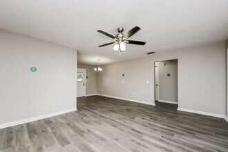 242 Cheshire Ct in Kissimmee, FL - Foto de edificio - Building Photo