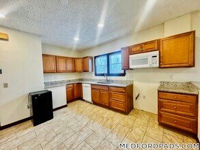 569 Main St, Unit 2 in Medford, MA - Foto de edificio - Building Photo