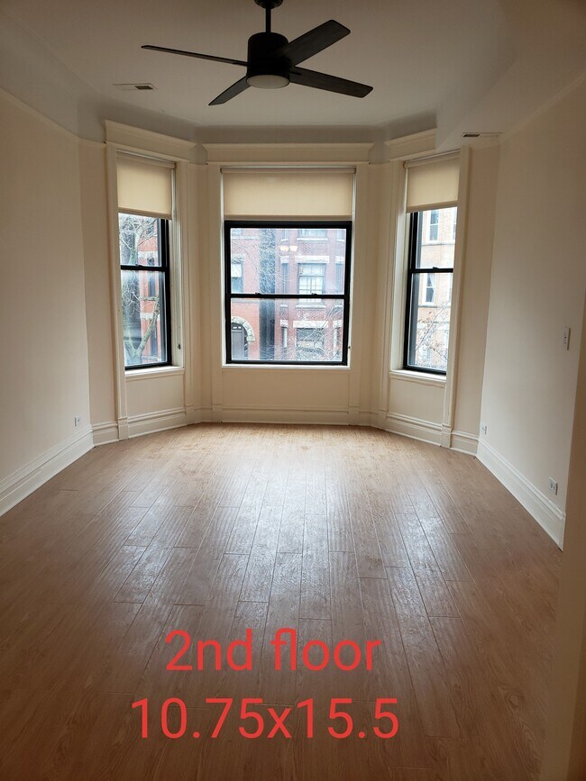 912 W Newport Ave, Unit 2 in Chicago, IL - Foto de edificio - Building Photo