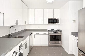 2 S End Ave in New York, NY - Building Photo - Building Photo
