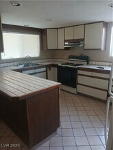 3028 Scarlet Oak Ave in Las Vegas, NV - Foto de edificio - Building Photo