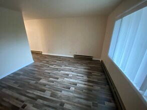 1701 Lakeway Dr, Unit 2 in Bellingham, WA - Building Photo - Building Photo