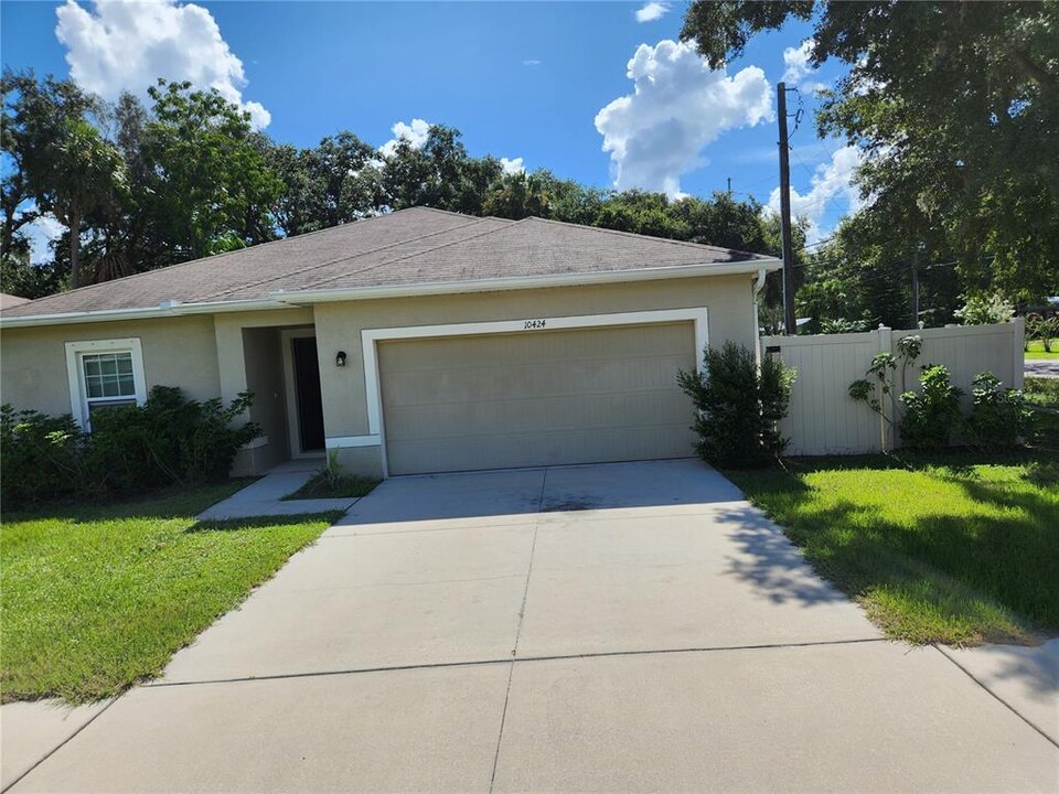 10424 Candleberry Wds Ln in Gibsonton, FL - Building Photo