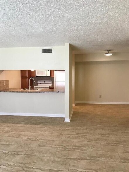 1947 Greenbriar Colony Dr, Unit 15524-F in Houston, TX - Building Photo