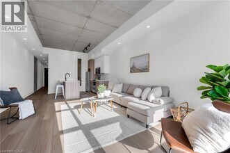 24 Augusta St in Hamilton, ON - Building Photo - Building Photo