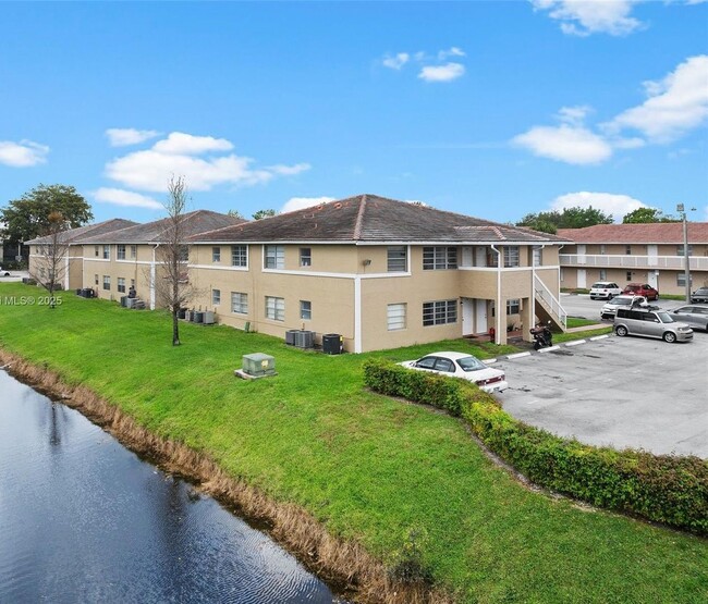 1016 Twin Lakes Dr in Coral Springs, FL - Building Photo - Building Photo