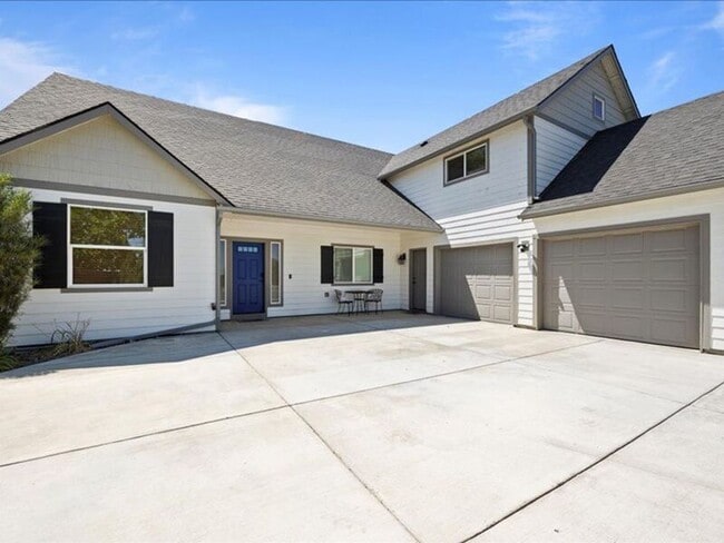 property at 617 Esperanza Ct