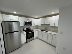 1511 Suponic Ave, Unit B in Sarasota, FL - Building Photo