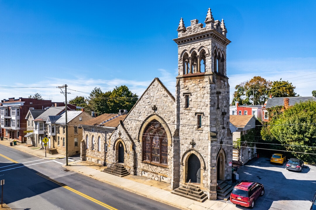 20 S Potomac St in Waynesboro, PA - Building Photo