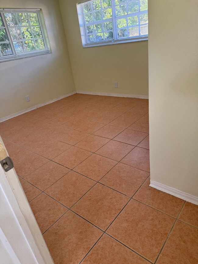 412 SW 9th St, Unit 2 in Hallandale Beach, FL - Building Photo - Building Photo