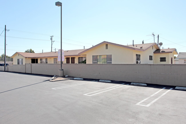 7229 Wilcox Ave in Bell, CA - Foto de edificio - Building Photo