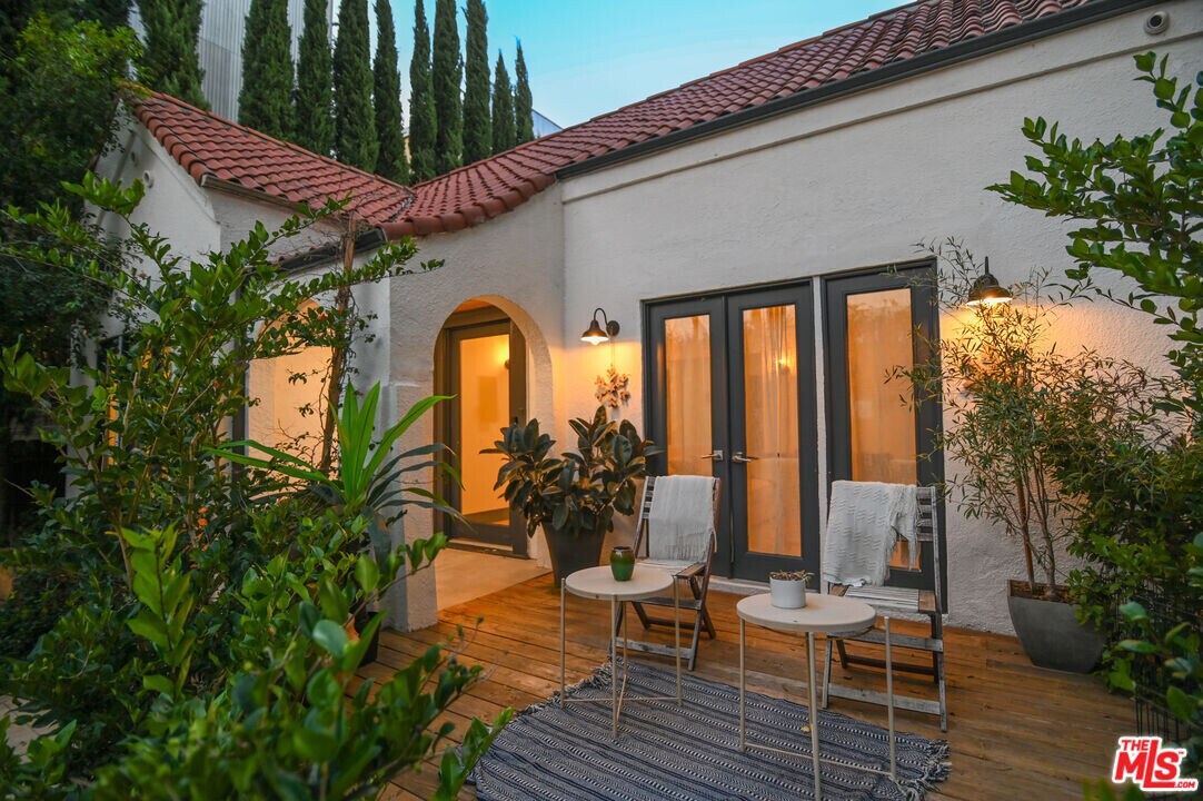 1019 N Orange Grove Ave in West Hollywood, CA - Building Photo