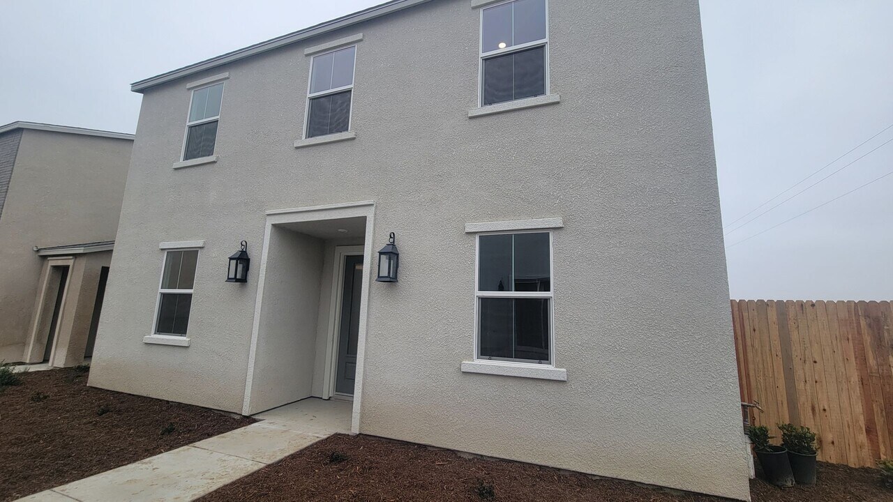 12570 Pensinger Rd in Bakersfield, CA - Building Photo