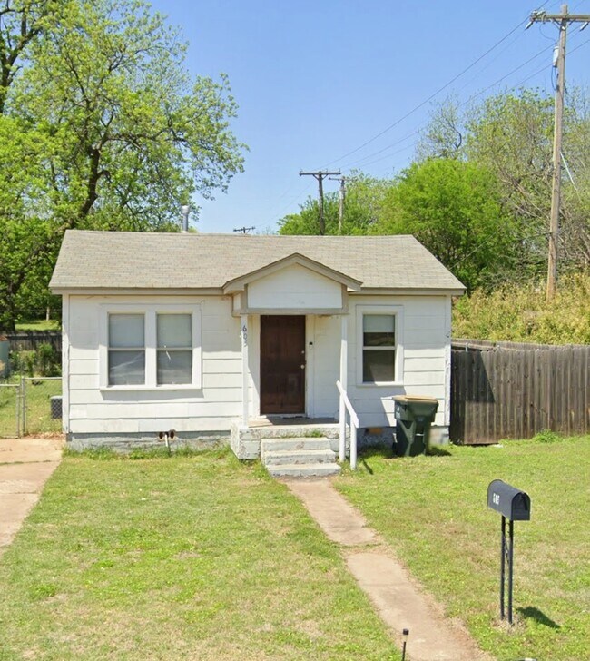 property at 605 N 4th St