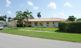 401-407 NE 139th St in Miami, FL - Building Photo