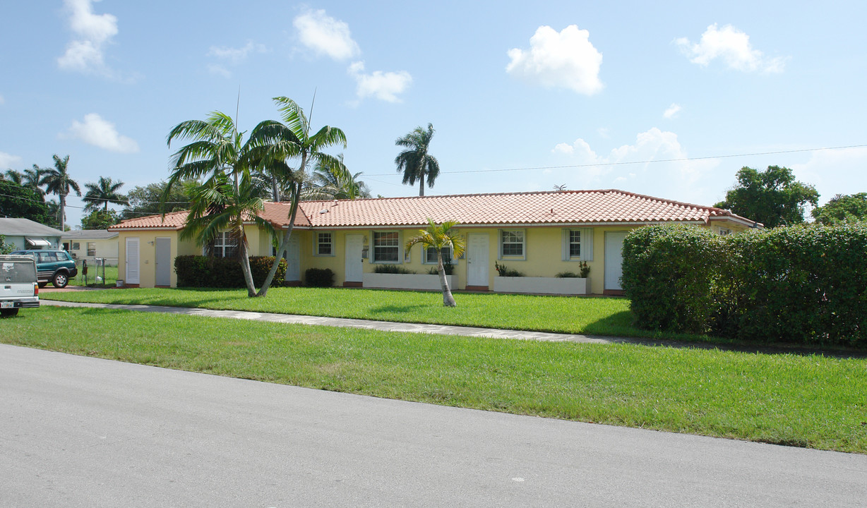 401-407 NE 139th St in Miami, FL - Building Photo