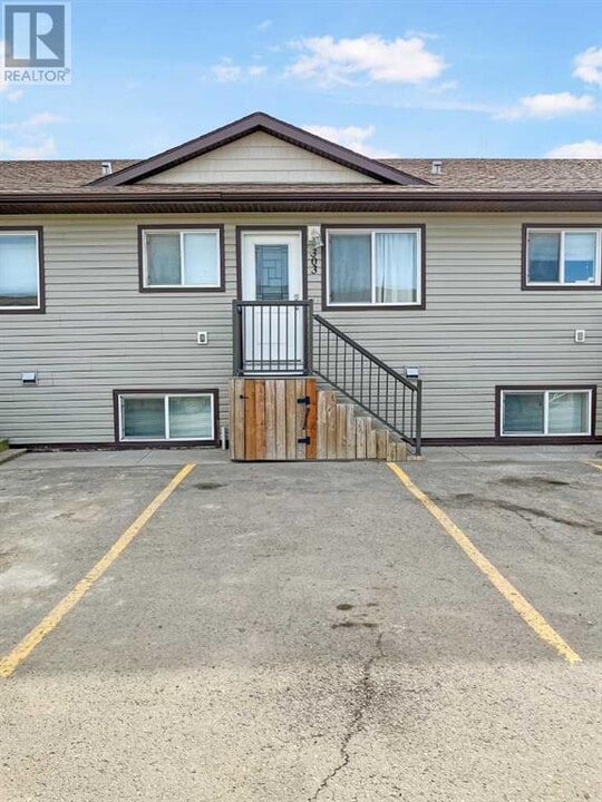 9225-393 93 Ave in Grande Prairie, AB - Building Photo