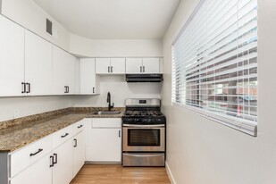 1233 E Thomas Rd in Phoenix, AZ - Building Photo
