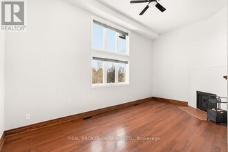 3205 Uplands Dr in Ottawa, ON - Building Photo - Building Photo