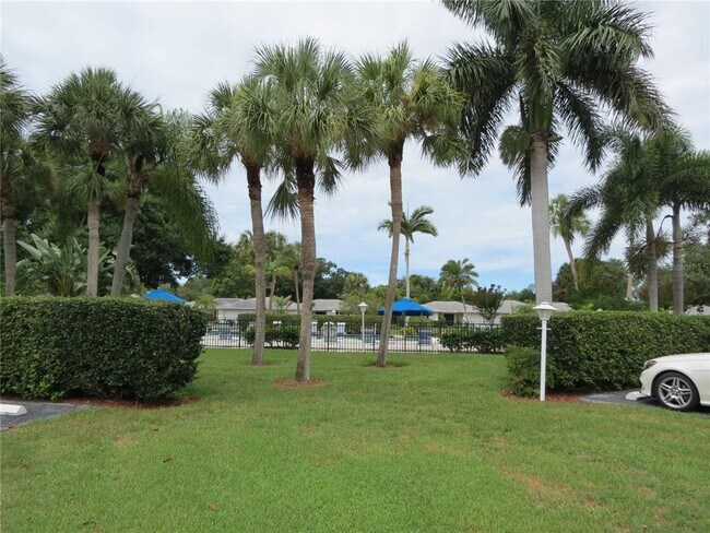 7193 W Country Club Dr N in Sarasota, FL - Building Photo - Building Photo